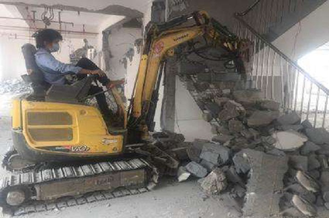 室內(nèi)拆除挖掘機(jī)